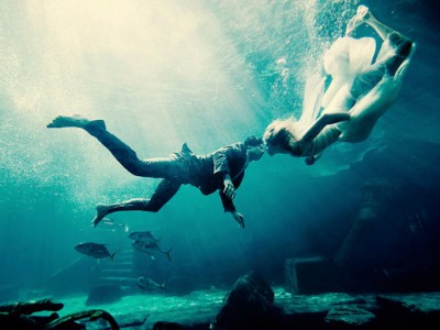 27 Beautiful Underwater Engagement Photos