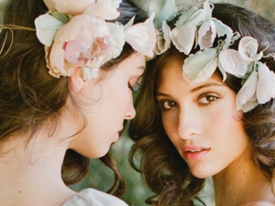 16 Unique Hairdos that Look Perfect with Flower Crowns!