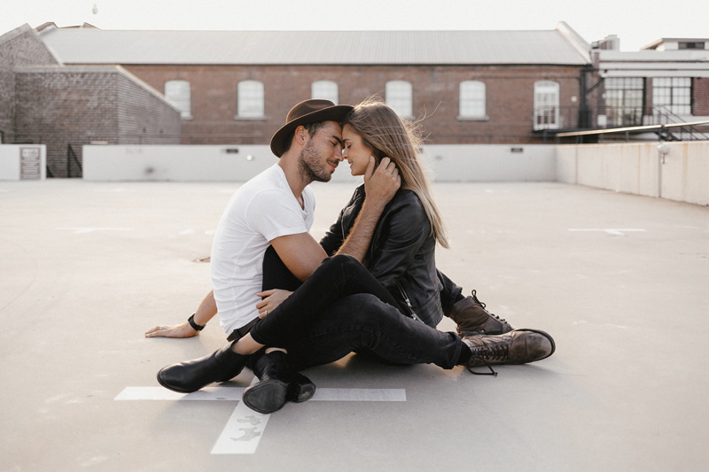 20 Natural Candid and Totally Romantic Engagement Photos That Say 
