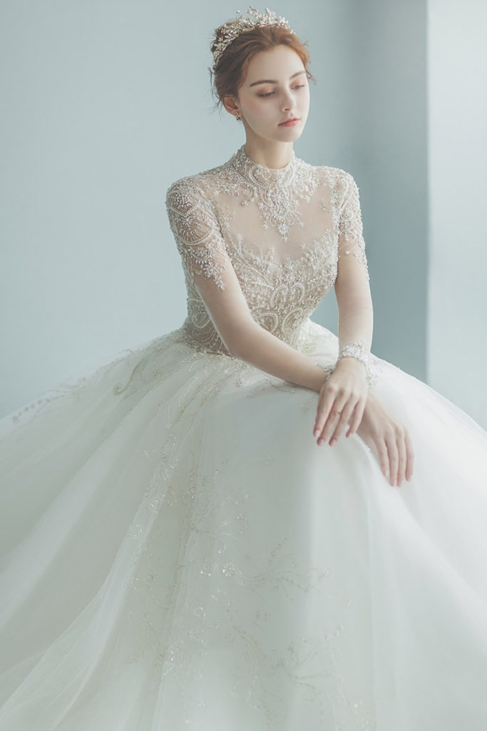 15 Stunning Wedding Dresses Featuring Mixed Fabrics and Textural ...