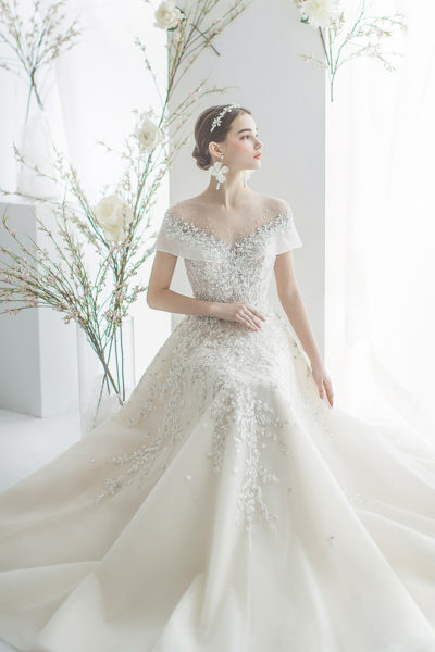 15 Ethereal Flower-Inspired Wedding Dresses For Your White Garden ...